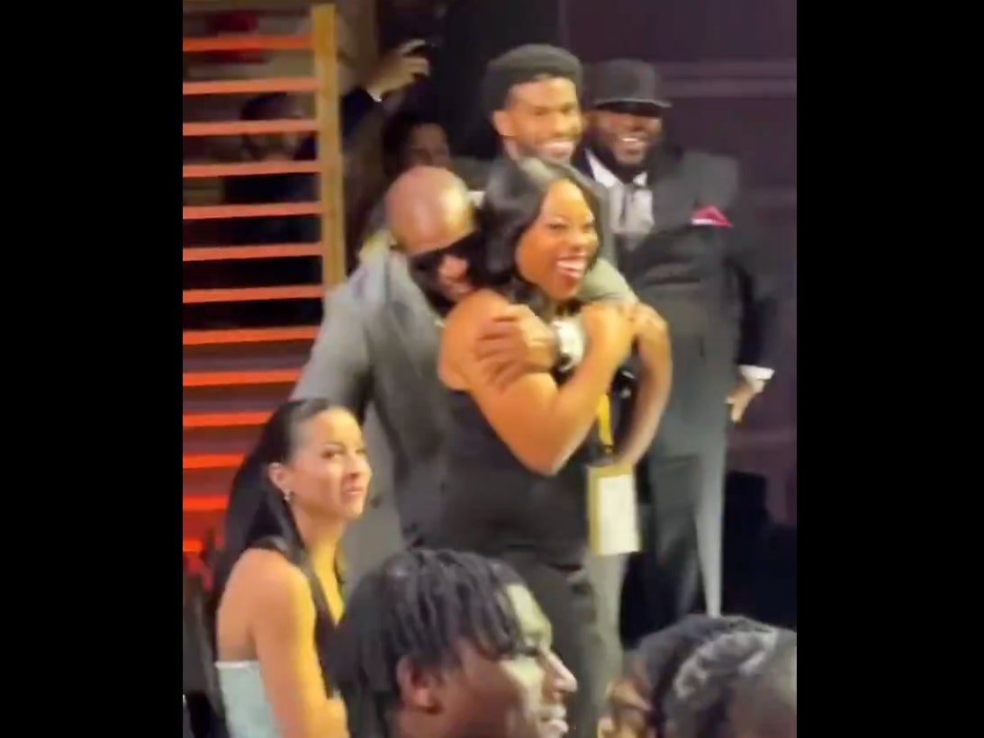 The Internet Is Mad At Travis Hunter's Girlfriend For Not Standing Up After He Won The Heisman Until Deion Nudged Her